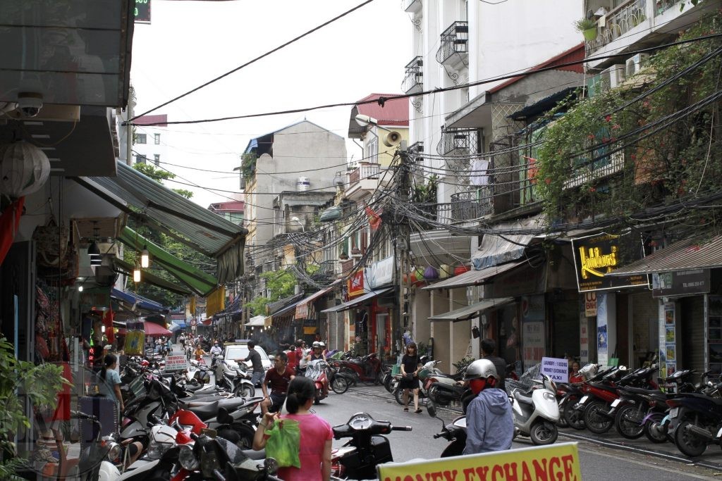 Scotere i Hanoi familieferie Vietnam